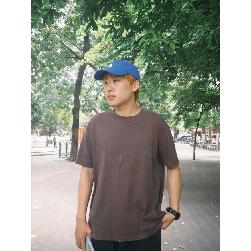 🦋Exclusive for cross-border supply, Hot Sale🦋70 【Purple】Essentials FW 23 Essentials Shorts Smoke Solid Color Elastic Straight American Heavyweight Casual Short Sleeves Men's and Women's Same Style ESSENTIALS was established in Los Angeles, USA in 2018. Its original intention was to let more people wear affordable Versatile trendy items. In terms of fabric tailoring, it follows the same comfort and fineness as FEAR OF GOD, and the design is simplified from complexity, with the eye-catching "ESSENTIALS" LOGO running throughout. ESSENTIALS has been favored by fashion enthusiasts since its launch, and many European and American superstars are also its loyal buyers, such as KANYE WEST, JUSITN BIEBER, RIHANNA, etc. . . . . The most popular FOG color on the Internet is here, double-row silicone, the original custom-made fabric is soft and comfortable, no color difference, the custom-dyed rib collar is dyed in the same vat, the original Authentic designated flocking printing factory, there are few machines on the market that can produce a three-dimensional 3D feeling, the width and length of each letter and the 3D depth, etc., the ceiling of the industry, that is to say, you don’t need to look closely to know that it is 3D. In the details, we can see that the size of each corner of the hood is symmetrical and made of double-layer fabric. Factory’s great technology is that it can make each corner symmetrical so that it doesn’t look soft and floppy when worn, and it feels stiff. The original OVERSIZE version is full of high street style. Color: Light Black, Haze Blue, Plum, Seal Gray Size: XS-XL (maximum weight) Recommended: Same Style for men and women